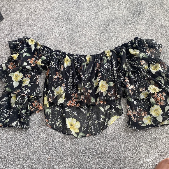 Forever 21 Tops - Forever 21+ Black Floral off the shoulder pheasant style cropped topped